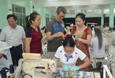 Đối tác nước ngoài tham quan dây chuyền sản xuất của Công ty Hoan Vinh vào sáng ngày 16-12.