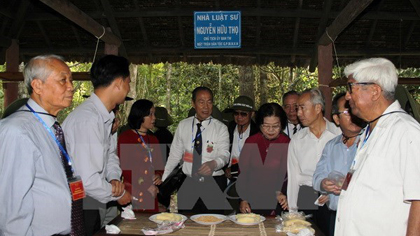 Delegates visit house of late NLF President Nguyen Huu Tho (Source: VNA)