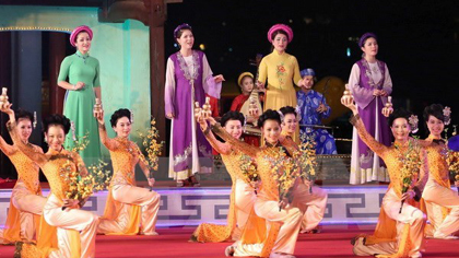 Arts performance at Festival Hue 2014 (Source: VNA)