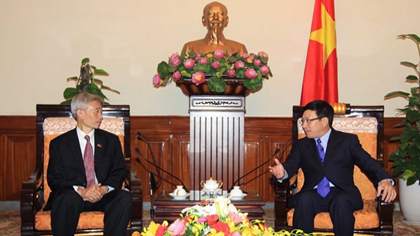 Deputy Prime Minister and Foreign Minister Pham Binh Minh (R) receives outgoing Thai Ambassador Panyarak Poolthup (Source: VGP)