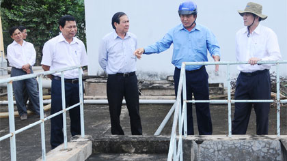  Chairman are investigating wastewater treatment station at Tan My Chanh CCN.