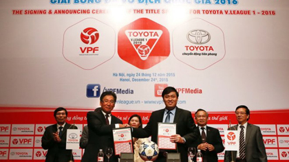 General Director of Toyota VietnamYoshihisa Maruta (F) and VPF's General Director Cao Van Chong at the signing ceremony (Source: thethao.tuoitre.vn)