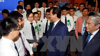 Prime Minister Nguyen Tan Dung meets young scientists. (Photo: VNA)