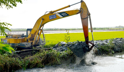 Nạo vét kinh để tăng cường nguồn nước trữ phục vụ sản xuất đông xuân năm 2015 - 2016 tại xã Bình Nhì (huyện Gò Công Tây).