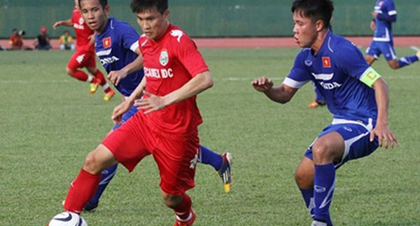 Becamex Binh Duong striker Le Cong Vinh (left) avoids Vietnam U23 defenders during their friendly match that ended 1-1 on December 26 (Source: bongda365.com.vn)