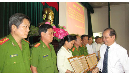 Ông Trần Thanh Đức trao tặng Bằng khen của UBND tỉnh cho các tập thể và cá nhân.