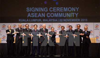 Lãnh đạo các nước ASEAN tại Lễ ký Tuyên bố Kuala Lumpur 2015 về việc thành lập Cộng đồng ASEAN 2015. Nguồn: AFP/TTXVN