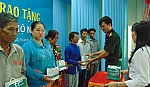 Viettel Tiền Giang: Bàn giao và trao tặng điện thoại di động cho hộ nghèo