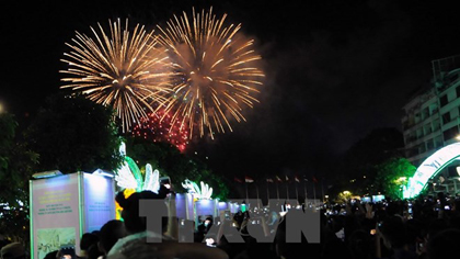 Ho Chi Minh City residents gather on Nguyen Hue walking street to watch fireworks (Photo: VNA)