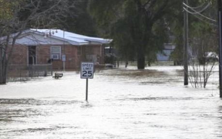 Đường phố tại Alabama (Mỹ) chìm trong biển nước. Ảnh Reuters