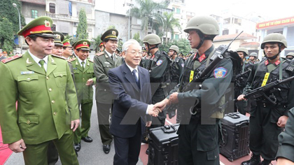 Party General Secretary Nguyen Phu Trong meets mobile police (Source: VNA)