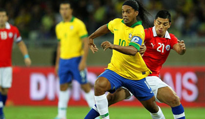 Ronaldinho (10) trong màu áo tuyển Brazil. (Ảnh: Reuter)