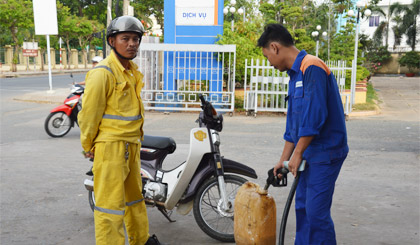 Khách hàng mua dầu tại một cửa hàng của Công ty xăng dầu Tiền Giang.