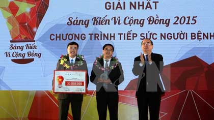 Vietnam Fatherland Front Nguyen Thien Nhan (first, right) presents the first prize for the Vietnam Young Physicians’ Association (Photo: VNA)