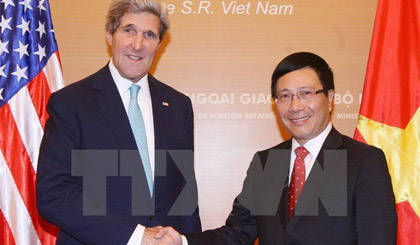 Phó Thủ tướng, Bộ trưởng Ngoại giao Phạm Bình Minh và Ngoại trưởng Hoa Kỳ John Kerry trong cuộc gặp năm 2013 tại Hà Nội. Ảnh: Thống Nhất/TTXVN