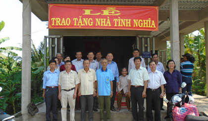 Quang cảnh buổi trao nhà.