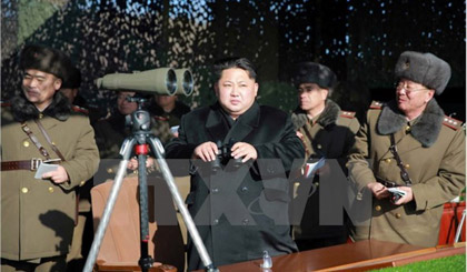 Nhà lãnh đạo Kim Jong-un theo dõi cuộc thi của các đơn vị pháo binh Triều Tiên. Nguồn: YONHAP/TTXVN