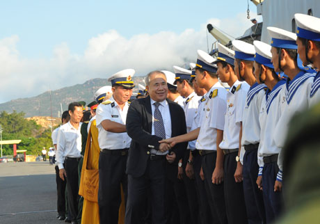 Lễ tiễn đưa đoàn công tác tặng quà cho bộ đội và nhân dân huyện đảo Trường Sa tại Quân cảng Cam Ranh.