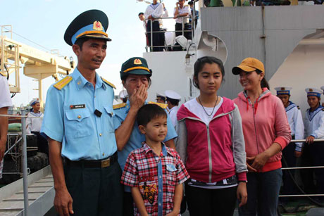 Người thân tiễn Thiếu tá Nguyễn Ngọc Sơn lên đường làm nhiệm vụ ở đảo Đá Lớn.