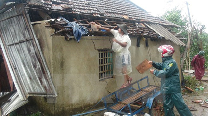 Local residents repair a house hit by whirlwind in central Quang Binh province (Photo: VNA)