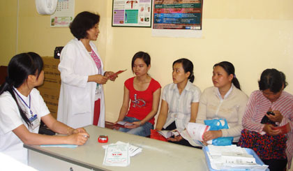 Xét nghiệm tầm soát trước sinh là việc làm hết sức cần thiết để phát hiện sớm  tình trạng mang gen đột biến gây bệnh trong thời kỳ mang thai (Trong ảnh: Tư vấn cho sản phụ tại Bệnh viện Phụ sản Tiền Giang).