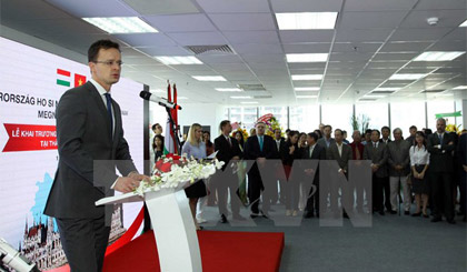 Bộ trưởng Ngoại giao và Kinh tế Đối ngoại Hungary Peter Szijjarto phát biểu tại lễ khai trương. Ảnh: Thanh Vũ/TTXVN