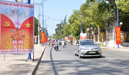 Đường phố tại TP. Mỹ Tho được trang hoàng rực rỡ chào mừng Đại hội Đảng toàn quốc lần thứ XII. Ảnh: Vân Anh