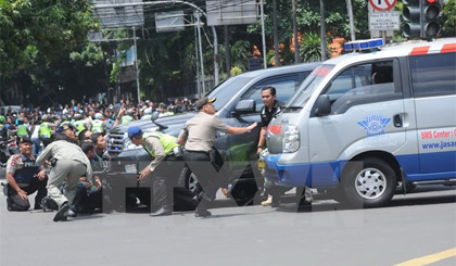 Lực lượng an ninh Indonesia giao tranh với các tay súng ở Jakarta ngày 14-1. Nguồn: THX/TTXVN