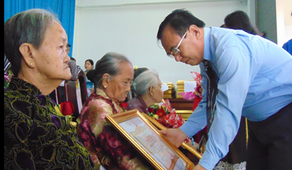 ông Võ Văn Bình, Phó Bí thư Tỉnh ủy trao Bằng danh hiệu “Bà mẹ Việt Nam Anh hùng” cho các Mẹ.