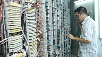 A worker checks the broadband Internet at VNPT in the northeastern province of Quang Ninh. (Source: VNA)