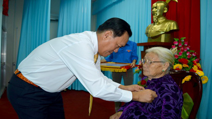 Tien Giang’s Deputy Chairman People Committee Le Van Nghia awarded 