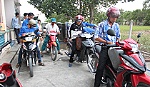 Đoàn viên thanh niên xung kích tình nguyện giúp dân vận chuyển nước sạch