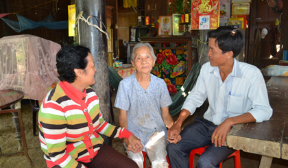 Anh Nguyễn Thanh Toàn, Phó Chủ tịch xã Bình Đông (TX. Gò Công) thăm hỏi gia đình đặc biệt khó khăn.