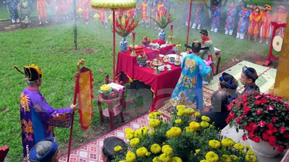 The Neu pole erecting ceremony at the Hue Imperial Citadel (Photo: VNA)