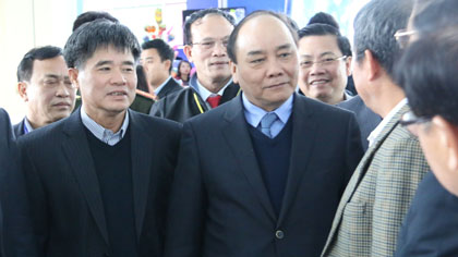 Deputy PM Nguyen Xuan Phuc (centre) is reported about Noi Bai International Airport's task implementation. (Credit: VGP)