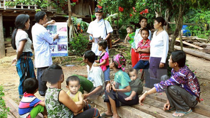 A medical workers gives advice to ethnic minority people in Dan Hoa commune, Minh Hoa district, Quang Binh province (Photo: VNA)