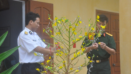  Soldiers on Truong Sa island are decorating a yellow apricot flower tree for the Lunar New Year holiday. (Photo: VNA)
