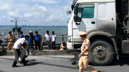 Police examine an accident site (Photo: VNA)