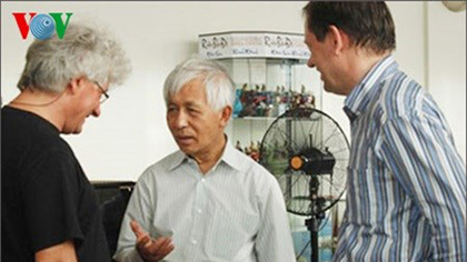 Internationally recognised Vietnamese-French Professor Tran Thanh Van (centre) (Photo: vov.vn)