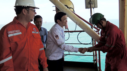 President Truong Tan Sang (centre) extends New Year greetings to workers at Bach Ho oil field. (Credit: VOV)