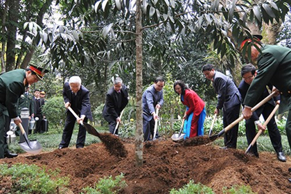 Party chief Nguyen Phu Trong plants a tree in front of President Ho Chi Minh’s guesthouse at the K9 relic site.