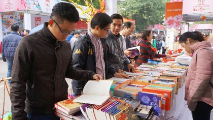 The 2016 Spring Book Street attracted a large number of readers on the opening day. (Credit: NDO)