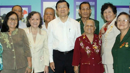 President Sang and former prisoners of war (photo: VNA)