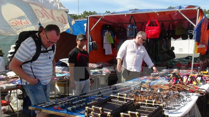 Foreign visitors buying souvenirs at a market in Nha Trang city (Credit: VNA)