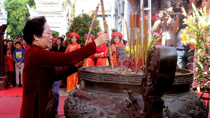 Vice President Nguyen Thi Doan offered incense to commemorate the Trung Sisters. (Credit: laodong.com.vn)