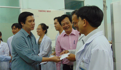 Ông Nguyễn Văn Danh, Ủy viên Ban Chấp hành Trung ương Đảng, Bí thư Tỉnh ủy thăm hỏi và tặng quà tết cho công nhân, viên chức, lao động của Bệnh viện Đa khoa trung tâm tỉnh.
