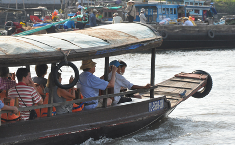 Du khách thích thú, thưởng ngoạn vẻ đẹp mộc mạc, mang đậm nét văn hóa sông nước miền Tây  tại Chợ nổi Cái Bè.