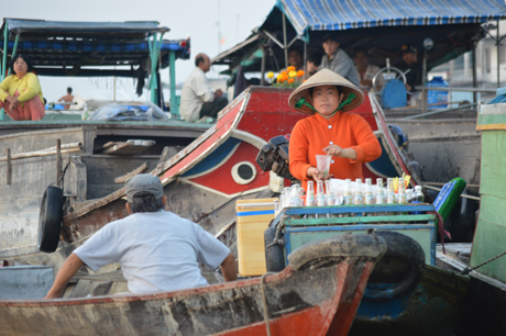 Quán giải khát “di động” cũng góp phần làm cho chợ nổi càng thêm nhộn nhịp.