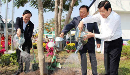 Chủ tịch nước Trương Tấn Sang trồng cây lưu niệm. Ảnh: Lê Đức Hoảnh/TTXVN