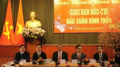 Politburo member cum permanent member of the Party Central Committee’s Secretariat Dinh The Huynh (third from left) and Party and government officials at the meeting with press agencies held at Nhan Dan HQ in Hanoi on February 16. (Credit: Duy Khanh/NDO)